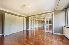 ANTWERPEN - Harmoniepark/Albertpark: Instapklaar appartement van ca 188 m² met adembenemende parkzichten, 3 slaapkamers en 2 badkamers. EPC-label B.
BESCHRIJVING:
Het appartement bevindt zich op de 3° verdieping.
Via de veiligheidsdeur betreedt m
