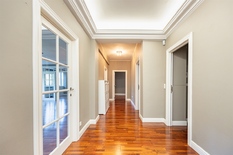 ANTWERPEN - Harmoniepark/Albertpark: Instapklaar appartement van ca 188 m² met adembenemende parkzichten, 3 slaapkamers en 2 badkamers. EPC-label B.
BESCHRIJVING:
Het appartement bevindt zich op de 3° verdieping.
Via de veiligheidsdeur betreedt m