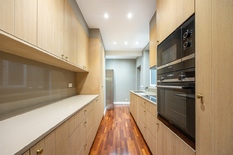 ANTWERPEN - Harmoniepark/Albertpark: Instapklaar appartement van ca 188 m² met adembenemende parkzichten, 3 slaapkamers en 2 badkamers. EPC-label B.
BESCHRIJVING:
Het appartement bevindt zich op de 3° verdieping.
Via de veiligheidsdeur betreedt m