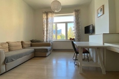 BERCHEM - Near the station: Move-in ready, furnished one-bedroom flat in a prime location.
DESCRIPTION:
Cosy flat on the first floor of a lovely building.
At the front, a light-filled living area and open-plan kitchen, fully fitted with an oven, di