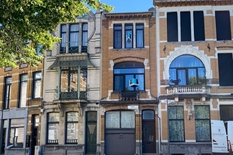 BERCHEM - Near the station: Move-in ready, furnished one-bedroom flat in a prime location.
DESCRIPTION:
Cosy flat on the first floor of a lovely building.
At the front, a light-filled living area and open-plan kitchen, fully fitted with an oven, di