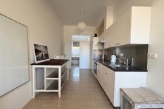 BERCHEM - Near the station: Move-in ready, furnished one-bedroom flat in a prime location.
DESCRIPTION:
Cosy flat on the first floor of a lovely building.
At the front, a light-filled living area and open-plan kitchen, fully fitted with an oven, di