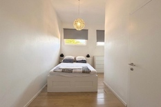BERCHEM - Near the station: Move-in ready, furnished one-bedroom flat in a prime location.
DESCRIPTION:
Cosy flat on the first floor of a lovely building.
At the front, a light-filled living area and open-plan kitchen, fully fitted with an oven, di