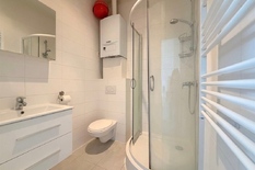 BERCHEM - Near the station: Move-in ready, furnished one-bedroom flat in a prime location.
DESCRIPTION:
Cosy flat on the first floor of a lovely building.
At the front, a light-filled living area and open-plan kitchen, fully fitted with an oven, di