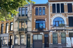 BERCHEM - Near the station: Move-in ready, furnished one-bedroom flat in a prime location.
DESCRIPTION:
Cosy flat on the 2nd floor of a lovely building.
At the front, a light-filled living area and open-plan kitchen, fully fitted with an oven, dish
