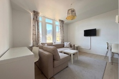 BERCHEM - Near the station: Move-in ready, furnished one-bedroom flat in a prime location.
DESCRIPTION:
Cosy flat on the 2nd floor of a lovely building.
At the front, a light-filled living area and open-plan kitchen, fully fitted with an oven, dish
