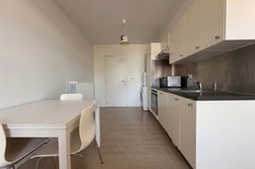 BERCHEM - Near the station: Move-in ready, furnished one-bedroom flat in a prime location.
DESCRIPTION:
Cosy flat on the 2nd floor of a lovely building.
At the front, a light-filled living area and open-plan kitchen, fully fitted with an oven, dish