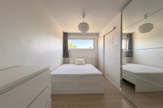 BERCHEM - Near the station: Move-in ready, furnished one-bedroom flat in a prime location.
DESCRIPTION:
Cosy flat on the 2nd floor of a lovely building.
At the front, a light-filled living area and open-plan kitchen, fully fitted with an oven, dish