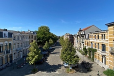 BERCHEM - Near the station: Move-in ready, furnished one-bedroom flat in a prime location.
DESCRIPTION:
Cosy flat on the 2nd floor of a lovely building.
At the front, a light-filled living area and open-plan kitchen, fully fitted with an oven, dish
