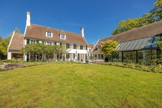 WILRIJK – Park Den Brandt: Indrukwekkende, verfijnde villa op een zuidgericht perceel van 2.868m², met 6 slaapkamers, indoor zwembad met wellness en dubbele garage. EPC-label B.
Gelijkvloers:
Ruime inkomhal met vestiaire en toilet. Lichtrijke leefr