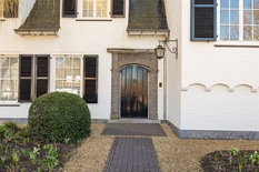 WILRIJK – Park Den Brandt: Indrukwekkende, verfijnde villa op een zuidgericht perceel van 2.868m², met 6 slaapkamers, indoor zwembad met wellness en dubbele garage. EPC-label B.
Gelijkvloers:
Ruime inkomhal met vestiaire en toilet. Lichtrijke leefr