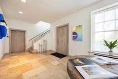 WILRIJK – Park Den Brandt: Indrukwekkende, verfijnde villa op een zuidgericht perceel van 2.868m², met 6 slaapkamers, indoor zwembad met wellness en dubbele garage. EPC-label B.
Gelijkvloers:
Ruime inkomhal met vestiaire en toilet. Lichtrijke leefr