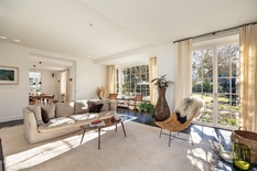 WILRIJK – Park Den Brandt: Indrukwekkende, verfijnde villa op een zuidgericht perceel van 2.868m², met 6 slaapkamers, indoor zwembad met wellness en dubbele garage. EPC-label B.
Gelijkvloers:
Ruime inkomhal met vestiaire en toilet. Lichtrijke leefr