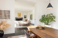 WILRIJK – Park Den Brandt: Indrukwekkende, verfijnde villa op een zuidgericht perceel van 2.868m², met 6 slaapkamers, indoor zwembad met wellness en dubbele garage. EPC-label B.
Gelijkvloers:
Ruime inkomhal met vestiaire en toilet. Lichtrijke leefr