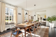 WILRIJK – Park Den Brandt: Indrukwekkende, verfijnde villa op een zuidgericht perceel van 2.868m², met 6 slaapkamers, indoor zwembad met wellness en dubbele garage. EPC-label B.
Gelijkvloers:
Ruime inkomhal met vestiaire en toilet. Lichtrijke leefr