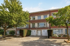 WILRIJK - Oosterveld: Zeer goed gelegen voormalige dokterswoning met 5 slaapkamers, 8m breed op 394m² grond en met zeer diepe zuidtuin. EPC-label D.
BESCHRIJVING:
Gelijkvloers:
Inkomsas. Toegang tot de twee garages.
Ruimte (ca 24m²) over de voll
