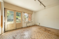 WILRIJK - Oosterveld: Zeer goed gelegen voormalige dokterswoning met 5 slaapkamers, 8m breed op 394m² grond en met zeer diepe zuidtuin. EPC-label D.
BESCHRIJVING:
Gelijkvloers:
Inkomsas. Toegang tot de twee garages.
Ruimte (ca 24m²) over de voll