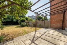 WILRIJK - Oosterveld: Zeer goed gelegen voormalige dokterswoning met 5 slaapkamers, 8m breed op 394m² grond en met zeer diepe zuidtuin. EPC-label D.
BESCHRIJVING:
Gelijkvloers:
Inkomsas. Toegang tot de twee garages.
Ruimte (ca 24m²) over de voll