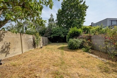 WILRIJK - Oosterveld: Zeer goed gelegen voormalige dokterswoning met 5 slaapkamers, 8m breed op 394m² grond en met zeer diepe zuidtuin. EPC-label D.
BESCHRIJVING:
Gelijkvloers:
Inkomsas. Toegang tot de twee garages.
Ruimte (ca 24m²) over de voll