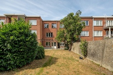 WILRIJK - Oosterveld: Zeer goed gelegen voormalige dokterswoning met 5 slaapkamers, 8m breed op 394m² grond en met zeer diepe zuidtuin. EPC-label D.
BESCHRIJVING:
Gelijkvloers:
Inkomsas. Toegang tot de twee garages.
Ruimte (ca 24m²) over de voll