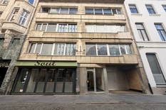 ANVERS - Près du Meir : 5A, rue Otto Venius – local commercial au cœur d'Anvers
DESCRIPTION :
Situé rue Otto Venius, une agréable rue latérale du célèbre Meir, ce local commercial bénéficie d'un emplacement particulièrement central et in