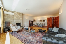 BERCHEM - Near Albertpark: Lovely flat with 3 bedrooms, 2 bathrooms, 2 terraces and a large parking space.
DESCRIPTION:
This pleasant flat is situated on the 3rd floor of a well-maintained building.
Spacious entrance hall with fitted cupboards.
Br
