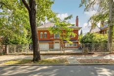 WILRIJK - Park Den Brandt: Prestigious villa with 8 bedrooms and 5 bathrooms on a beautiful plot of 1,521 m².
Surrounded by greenery and within walking distance of Den Brandt and Nachtegalenpark, this villa was designed by architect Laporta in 1938.