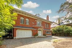 WILRIJK - Park Den Brandt: Prestigious villa with 8 bedrooms and 5 bathrooms on a beautiful plot of 1,521 m².
Surrounded by greenery and within walking distance of Den Brandt and Nachtegalenpark, this villa was designed by architect Laporta in 1938.