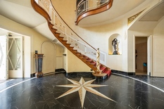 WILRIJK - Park Den Brandt: Prestigious villa with 8 bedrooms and 5 bathrooms on a beautiful plot of 1,521 m².
Surrounded by greenery and within walking distance of Den Brandt and Nachtegalenpark, this villa was designed by architect Laporta in 1938.