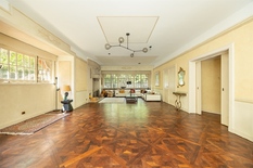 WILRIJK - Park Den Brandt: Prestigious villa with 8 bedrooms and 5 bathrooms on a beautiful plot of 1,521 m².
Surrounded by greenery and within walking distance of Den Brandt and Nachtegalenpark, this villa was designed by architect Laporta in 1938.