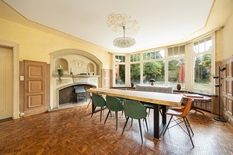 WILRIJK - Park Den Brandt: Prestigious villa with 8 bedrooms and 5 bathrooms on a beautiful plot of 1,521 m².
Surrounded by greenery and within walking distance of Den Brandt and Nachtegalenpark, this villa was designed by architect Laporta in 1938.