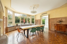 WILRIJK - Park Den Brandt: Prestigious villa with 8 bedrooms and 5 bathrooms on a beautiful plot of 1,521 m².
Surrounded by greenery and within walking distance of Den Brandt and Nachtegalenpark, this villa was designed by architect Laporta in 1938.