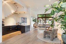ANTWERPEN - Harmonie: Montebellostraat : Prachtige gerenoveerde luxewoning met ruime tuin, 5 slaapkamers en 4 badkamers op 326m².
BESCHRIJVING:
De woning werd in 2017 volledig gerenoveerd met hoogwaardige materialen.
Gelegen in een rustige eenri