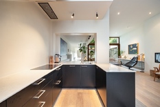 ANTWERPEN - Harmonie: Montebellostraat : Prachtige gerenoveerde luxewoning met ruime tuin, 5 slaapkamers en 4 badkamers op 326m².
BESCHRIJVING:
De woning werd in 2017 volledig gerenoveerd met hoogwaardige materialen.
Gelegen in een rustige eenri