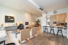 ANTWERPEN - Harmonie: Montebellostraat : Prachtige gerenoveerde luxewoning met ruime tuin, 5 slaapkamers en 4 badkamers op 326m².
BESCHRIJVING:
De woning werd in 2017 volledig gerenoveerd met hoogwaardige materialen.
Gelegen in een rustige eenri