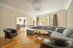 ANTWERPEN - Mechelsesteenweg: Aangenaam en ruim appartement van ca. 227 m² en een geveldbreedte van ca.14m, met 4 slaapkamers, 3 badkamers en terras. EPC Label - B
Geniet van ruimte, licht en comfort in de gegeerde Harmonie-wijk. Op de 4e verdieping bev