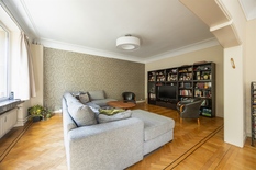 ANTWERPEN - Mechelsesteenweg: Aangenaam en ruim appartement van ca. 227 m² en een geveldbreedte van ca.14m, met 4 slaapkamers, 3 badkamers en terras. EPC Label - B
Geniet van ruimte, licht en comfort in de gegeerde Harmonie-wijk. Op de 4e verdieping bev