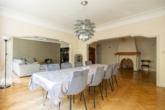 ANTWERPEN - Mechelsesteenweg: Aangenaam en ruim appartement van ca. 227 m² en een geveldbreedte van ca.14m, met 4 slaapkamers, 3 badkamers en terras. EPC Label - B
Geniet van ruimte, licht en comfort in de gegeerde Harmonie-wijk. Op de 4e verdieping bev