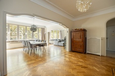 ANTWERPEN - Mechelsesteenweg: Aangenaam en ruim appartement van ca. 227 m² en een geveldbreedte van ca.14m, met 4 slaapkamers, 3 badkamers en terras. EPC Label - B
Geniet van ruimte, licht en comfort in de gegeerde Harmonie-wijk. Op de 4e verdieping bev