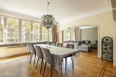 ANTWERPEN - Mechelsesteenweg: Aangenaam en ruim appartement van ca. 227 m² en een geveldbreedte van ca.14m, met 4 slaapkamers, 3 badkamers en terras. EPC Label - B
Geniet van ruimte, licht en comfort in de gegeerde Harmonie-wijk. Op de 4e verdieping bev