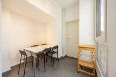 ANTWERPEN - Mechelsesteenweg: Aangenaam en ruim appartement van ca. 227 m² en een geveldbreedte van ca.14m, met 4 slaapkamers, 3 badkamers en terras. EPC Label - B
Geniet van ruimte, licht en comfort in de gegeerde Harmonie-wijk. Op de 4e verdieping bev