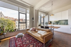 ANTWERPEN - Historisch Centrum: Modern loft-appartement van 64m² met veel lichtinval op toplocatie.
BESCHRIJVING:
Dit instapklaar stadsappartement bevindt zich op de 2°verdieping van een prachtig gebouw met lift.
Gelegen in het bruisend historisc
