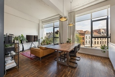 ANTWERPEN - Historisch Centrum: Modern loft-appartement van 64m² met veel lichtinval op toplocatie.
BESCHRIJVING:
Dit instapklaar stadsappartement bevindt zich op de 2°verdieping van een prachtig gebouw met lift.
Gelegen in het bruisend historisc
