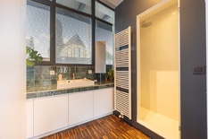 ANTWERPEN - Historisch Centrum: Modern loft-appartement van 64m² met veel lichtinval op toplocatie.
BESCHRIJVING:
Dit instapklaar stadsappartement bevindt zich op de 2°verdieping van een prachtig gebouw met lift.
Gelegen in het bruisend historisc