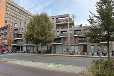 ANTWEREPEN - Zuid: Stijlvol en instapklaar appartement met 2 slaapkamers en ruim terras
BESCHRIJVING :
Dit instapklare appartement is gelegen op de 1° verdieping van een recent gebouw met lift.
Inkomhal. Open eet- en leefruimte met grote raampart