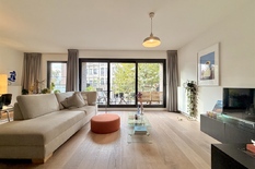 ANTWEREPEN - Zuid: Stijlvol en instapklaar appartement met 2 slaapkamers en ruim terras
BESCHRIJVING :
Dit instapklare appartement is gelegen op de 1° verdieping van een recent gebouw met lift.
Inkomhal. Open eet- en leefruimte met grote raampart