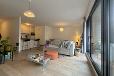 ANTWEREPEN - Zuid: Stijlvol en instapklaar appartement met 2 slaapkamers en ruim terras
BESCHRIJVING :
Dit instapklare appartement is gelegen op de 1° verdieping van een recent gebouw met lift.
Inkomhal. Open eet- en leefruimte met grote raampart