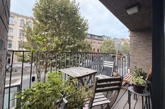 ANTWEREPEN - Zuid: Stijlvol en instapklaar appartement met 2 slaapkamers en ruim terras
BESCHRIJVING :
Dit instapklare appartement is gelegen op de 1° verdieping van een recent gebouw met lift.
Inkomhal. Open eet- en leefruimte met grote raampart