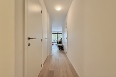 ANTWEREPEN - Zuid: Stijlvol en instapklaar appartement met 2 slaapkamers en ruim terras
BESCHRIJVING :
Dit instapklare appartement is gelegen op de 1° verdieping van een recent gebouw met lift.
Inkomhal. Open eet- en leefruimte met grote raampart