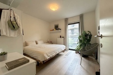 ANTWEREPEN - Zuid: Stijlvol en instapklaar appartement met 2 slaapkamers en ruim terras
BESCHRIJVING :
Dit instapklare appartement is gelegen op de 1° verdieping van een recent gebouw met lift.
Inkomhal. Open eet- en leefruimte met grote raampart